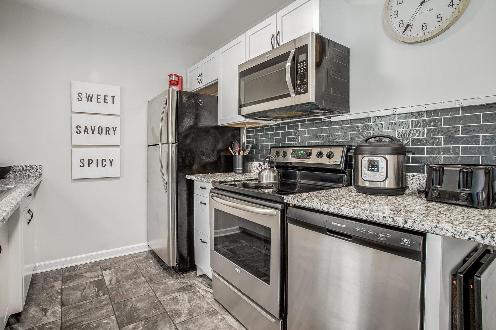 Chic Home With Huge Grassy Yard 7 Mins To Arrowhead Stadium Independence Zewnętrze zdjęcie